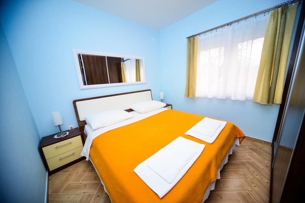 Apartments Dalmacija Starigrad Paklenica Rom bilde