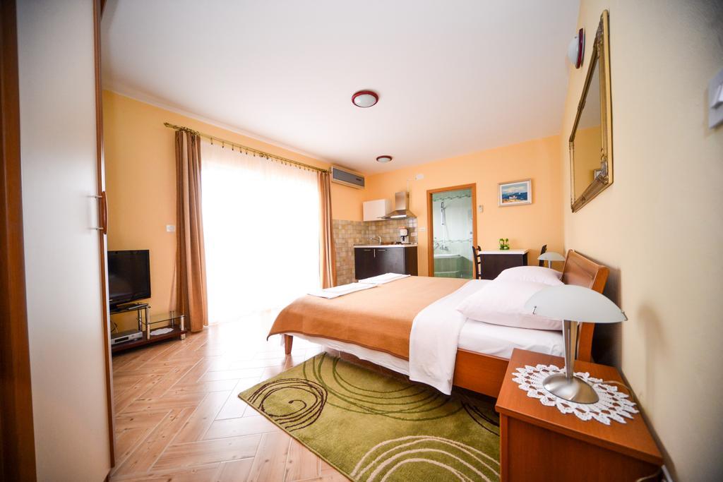Apartments Dalmacija Starigrad Paklenica Rom bilde
